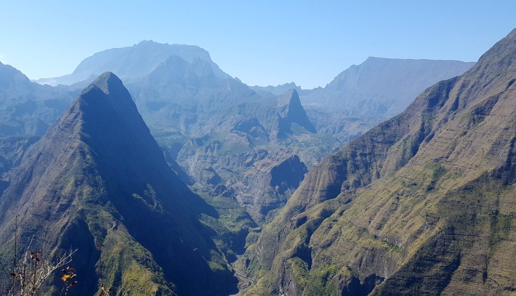 Vue panoramique du Cirque de Mafate dans les hauteurs de la Réunion