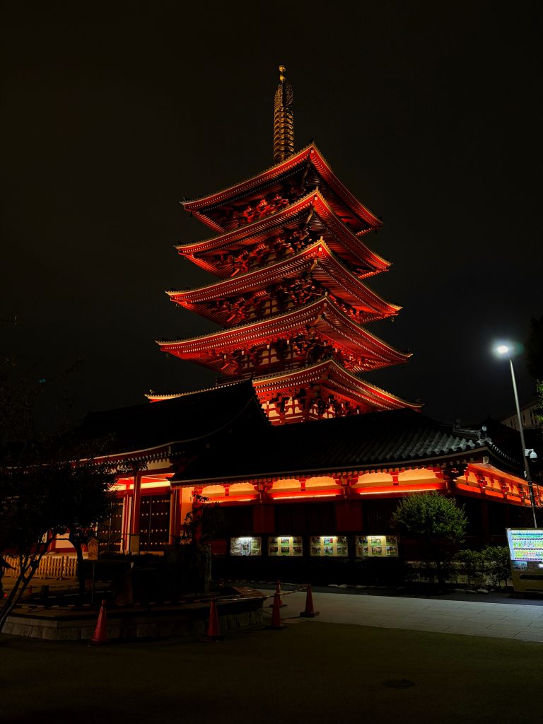 Le temple Senso-Ji s'illumine le soir à Tokyo